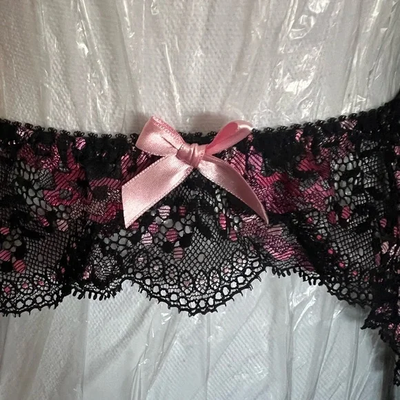 Agent Provocateur Black and Pink Lace Garter Belt - Picture 4 of 8